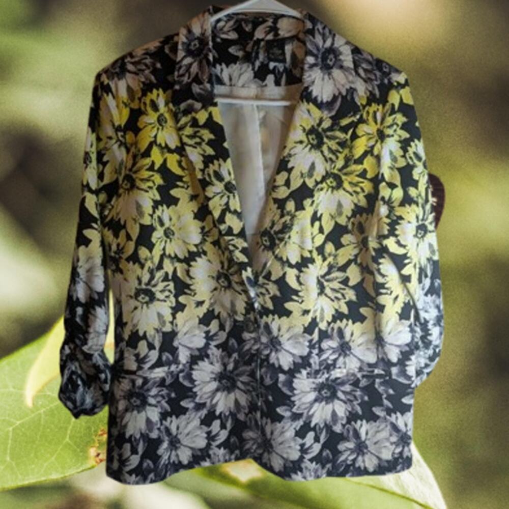 New Directions Large lined 3/4 ruched sleeve floral button down woman's blazer.